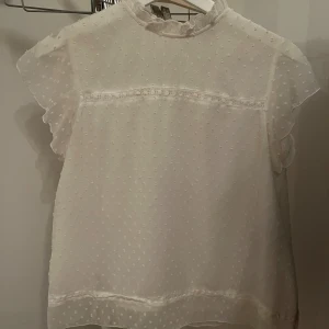 Vit blus - Söt vit blus. Mycket bra skick.