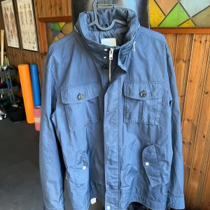 J.Lindeberg Bailey Field Jacket  - Säljer nu en av höstens fetaste jackor. De är en Field jacket från J.Lindeberg i modellen Bailey storlek L men passar även er som har M. Väldigt fint skick. Ny pris runt 3000. Priset kan diskuteras vid snabb affär.  Hör av er vid frågor eller funderingar🙌🏼