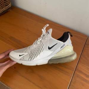 Nike Air Max 270 skor som har använts ett tag. Skick 7,5/10. Passar bra nu inför hösten. Kontakta för mer info o bilder.