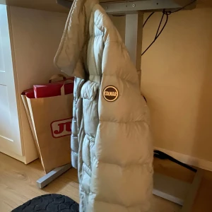 Grå dunjacka från Colmar - Säljer en snygg och varm grå dunjacka från Colmar. Jackan har en klassisk pufferstil med långa ärmar och praktiska fickor framtill. Perfekt för kalla vinterdagar. Pris kan diskuteras vid snabb affär.