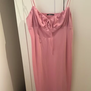 Klänning  - Klänning från Gina Tricot 