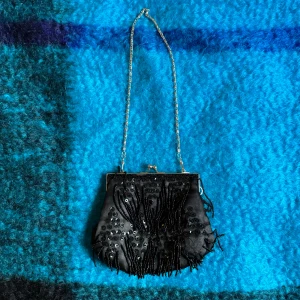 Vintage väska - Svart vintage väska med fina detaljer. Perfekt till nyår🎆