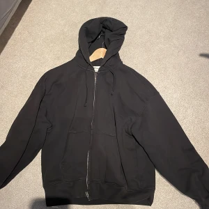 Svart hoodie - Svart hoodie från hm Skick 9/10