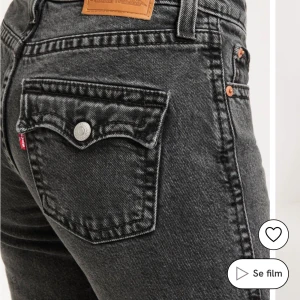 Levis bootcut jeans - Hej säljes dessa jeans då dem inte kommer till användning skir snygga jeans som är köpte från Nelly för 1419kr förra året inte använda så mycket så fint skick💓