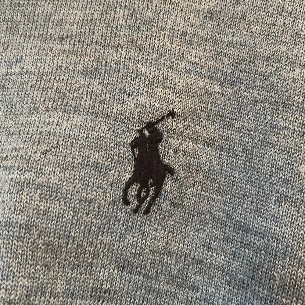 Tjenare, säljer en riktigt stilren äldre merino ulls Ralph Lauren pullover i storlek M samt färg ljusblå. Skick 8/10 finns smått tecken på användning samt den har krympt lite i tvätten, men förutom det helt felfri. Kom dm för fler bilder/frågor osv!🙌. Stickat.