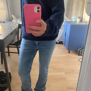 Säljer dessa jätte snygga zara jeans som är försmå