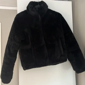 Vinterjacka  - Jag säljer denna fuskpäls vinterjacka i gott skick och endast använd ett år. Den är köpt från Nelly för 300kr Skriv gärna vid frågor! ☺️