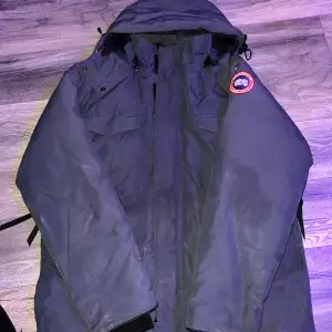 Hej! Jag säljer min canada goose jacka och vill bli av med den snabbt för 3000, vi kan diskutera pris