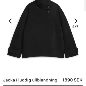 Arket kappa - Säljer min arket kappa som har lite defekter i fickorna (inget som syns),säljer den då jag inte använder den längre.☺️bara skriva om du vill ha mer bilder!