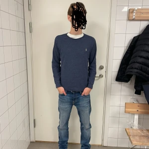 Mörkblå tröja från Ralph Lauren - Säljer en snygg mörkblå tröja från Ralph Lauren i storlek S. Tröjan har en klassisk design med det ikoniska broderade logotypen på bröstet. Perfekt för både vardag och lite finare tillfällen. Passar bra till jeans eller chinos!