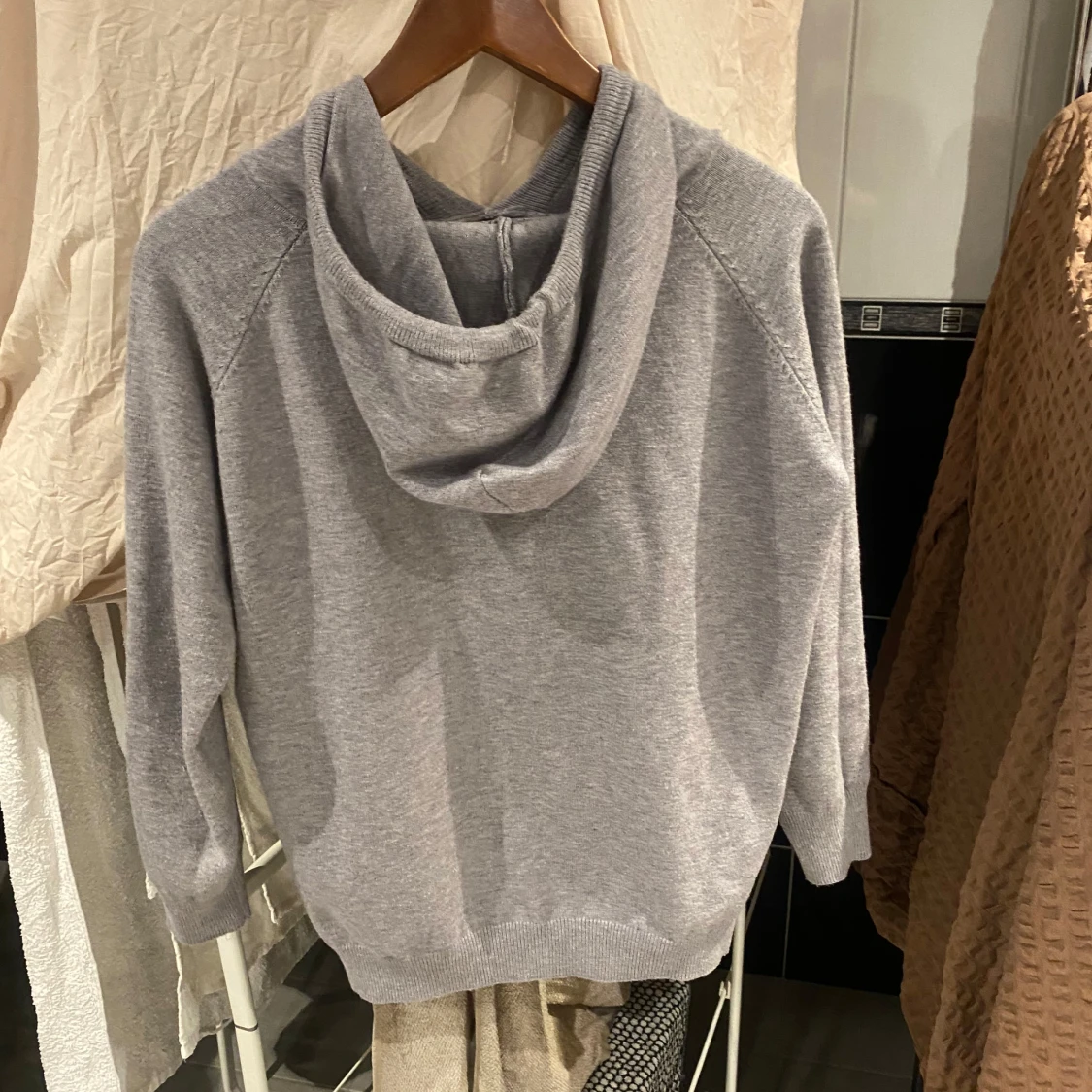 Grå hoodie i merinoull - 90