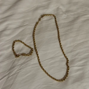 Cordell kedjor 5mm (doppade) - Säljer mina helt nya cordell kedjor. De är helt nya och oanvända. Säljer ett set (halsband + armband) för 200. Säljer även  halsband separat för  120. och armband separat för 100. Halsbandet är cirka 60cm långt och armbandet cirka 20cm långt. Priset går och diskutera vid snabb affär!