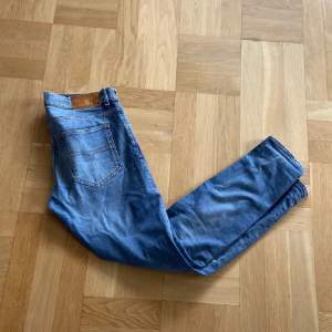 Tvär feta tos jeans med snygg tvätt, modell: evolve stl: 31/32 nypris:1700 mitt pris 300. Bara att fråga om man undrar något!