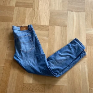 Blå tiger of sweden jeans - Tvär feta tos jeans med snygg tvätt, modell: evolve stl: 31/32 nypris:1700 mitt pris 300. Bara att fråga om man undrar något!