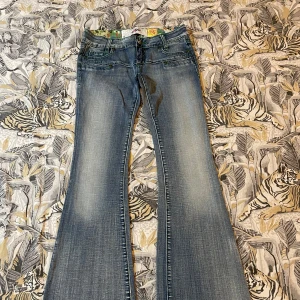 Lågmidjade blå bootcut jeans  - Säljer ett par snygga blå bootcut jeans från Extyle. Innerbenslängd 87cm  midjemått 36*2cm. Hör av er vid frågor 💗jeansen är i perfekt skick 