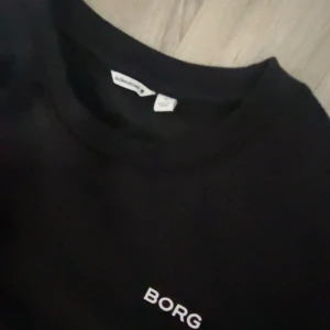 Björn Borg crewneck  - Svart björn bort crewneck använt 1 gång för att kolla om den passar men lite för stor för mig. Storlek M. 