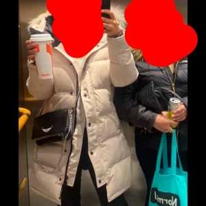 Canada goose jacka -  Den är i mycket bra skick och passar perfekt för vintern, fläckar finns därefter priset!