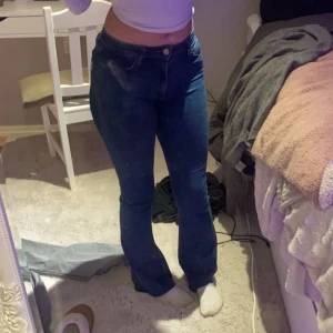 Mörkblå bootcut jeans - Mörkblåa bootcut jeans 