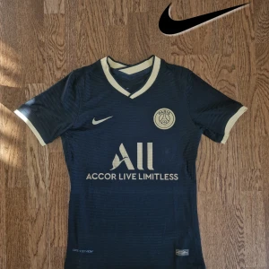 PSG Fotbollströja (Guld & Svart) - Säljer en av mina många fotbollströjor som är denna PSG tröja i Guld i och Svart. Detta är en väldigt unik fotbollströja och säkerligen kommer du inte hitta den någon annanstans. Den är helt oanvänd och i storlek S. Släpper den för 699:-