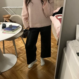Skinnbyxor storlek M - Säljer dessa fina skinnbyxor storlek M🖤 Från Lager 157, använd men i perfekt skick. Passar så bra nu inför vintern! 