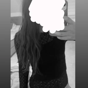 Svart spetsblus från Amisu - Säljer en snygg svart spets blus från Amisu. Den är i mycket bra skick och har aldrig används!❤️