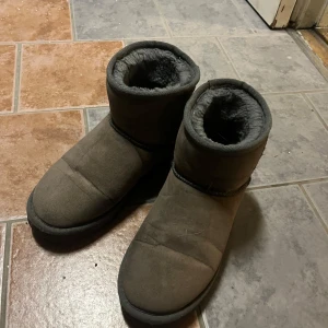 Bruna boots i mocka - Säljer ett par mysiga bruna boots i mocka. Perfekta för kalla dagar med sin varma insida. De har en enkel design utan snörning och är lätta att ta på. Passar bra till både vardag och avslappnade tillfällen. Använda men i bra skick.