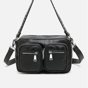 Svart axelväska från Noella - Snygg svart axelväska, nappa-look från Noella. Väskan har fyra praktiska framfickor med dragkedjor och en justerbar axelrem. Perfekt för alla tillfällen. Priset går att diskutera vid snabb affär, inköpt 2022 å nypris 849;-. Skriv vid frågor eller bilder! 