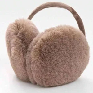 Beige pälsöronmuffar - Supermysiga beige öronmuffar i pälsmaterial. Perfekta för att hålla värmen under kalla vinterdagar. Stora och gosiga som håller öronen varma🤎