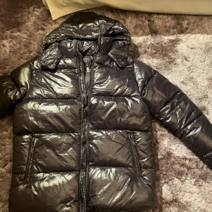 Svart Puffer jacket - Svart puffen jacket. Mitt pris 1199kr. Helt ny bara testad en gång. Skriv vid frågor‼️🥰