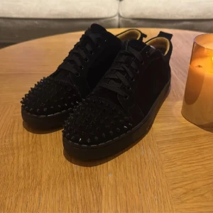 Louboutin Skor - Ett par fräscha louboutin skor i 8/10 skick. Skorna är använda i en mänad, och ser helt nya ut. Skorna passar bra i storlek 42 och 43. Priset kan diskuteras sả va inte rädd för att höra av dig!