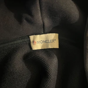 Mörkblå moncler hoodie - Mörlblå moncler hoodie, äkthetsbevis finns