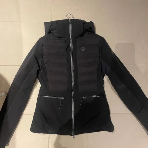 Jacka - Jättefin svart skidjacka från 8848 i väldigt bra skick! Storlek 36. Kommer med avtagbar päls till luvan. Nypris 4300 och modellen finns inte att köpa längre så passa på! Säljer för 2500kr❣️