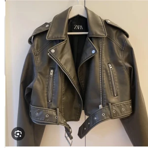 Oliv croppad skinnjacka från Zara - Snygg olivfärgad skinnjacka från Zara i croppad modell. Nästintill oanvänd så därför säljer jag den nu, supersnygg men kommer som sagt inte till användning 💕