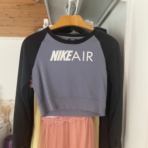 Nike tröja - Säljer en jättefin Nike Air tröja i grått och svart. Den är croppad och har långa ärmar, perfekt för en avslappnad stil. Passar bra till både träning och vardag. Säljer pga den inte kommer till användning💕