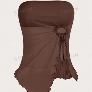 Brun tubtopp från SHEIN - Snygg brun tubtopp från SHEIN med volangdetaljer och en unik knytning på sidan. 🤎 Storlek M, helt oanvänd, skriv för fler bilder 🥰