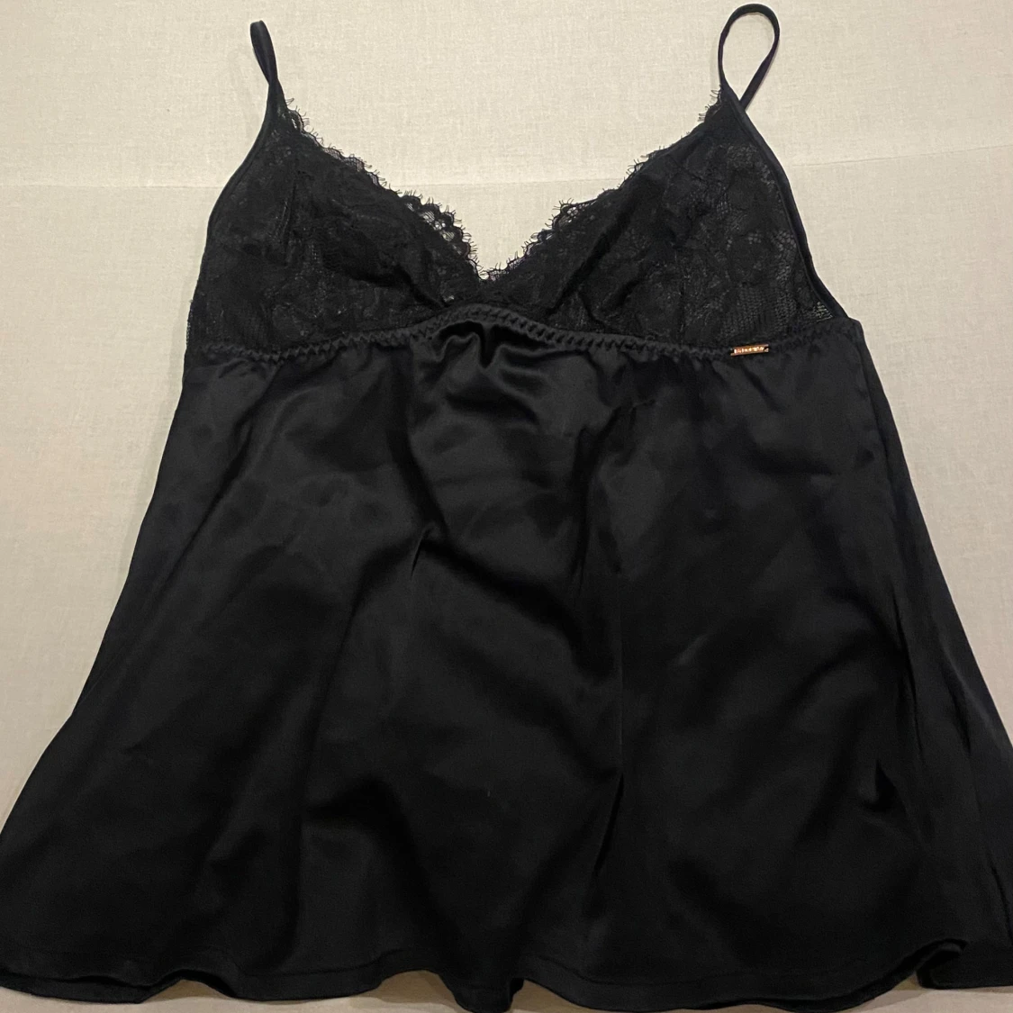 Svart satinlinne med spetsdetaljer