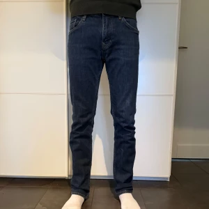 Mörkblå jeansbyxor - Säljer ett par mörkblå jeans i mycket bra skick. De har en slim passform och är midwaist, vilket ger en snygg och modern look. Perfekta för både vardag och fest! 🕺