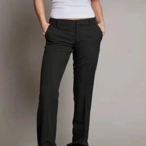 Low waist kostymbyxor bikbok  - Supersnygga och populära kostymbyxor från bikbok! Säljer då dem tyvärr inte passar längre😇inga tecken på användning! Skriv vid fler frågor!  Storlek 36