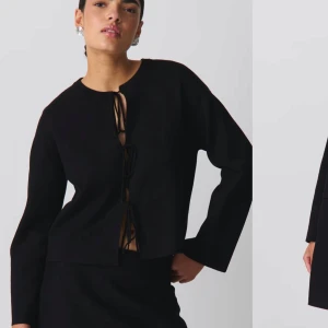 Svart kofta från Gina Tricot  - Säljer denna svarta koftan med knut från Gina Tricot då den inte kommer till användning. Den är super fin, super skön och värmer väldigt bra, passar både till fest och vardagen, lappen är kvar och den har aldrig varit använd!🌸