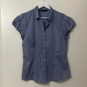Blå Blus - En väldigt fin blus som är knappt använd men var min mammas. Den är från zara från många år sedan. Väldigt bra skick. Tryck gärna på köp nu 💕✨