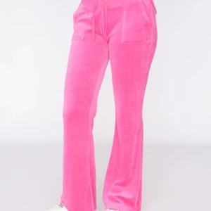 Juicy Couture - Juicy Couture rosa vintage modell. Dessa är sjukt bekväma och as snygga! säljer då jag behöver pengar. Köpte på best of buys i Sickla för 1400kr. De är i jätte fint skick och jag har bara använd de några gånger!💕