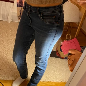 Jättefina jeans från Lee!!💗 - Säljer ett par blå jeans från Lee i mycket bra skick. De är tighta och mellanmidjade. Passas s/m, jag är 163 cm!!  Pris kan diskuteras