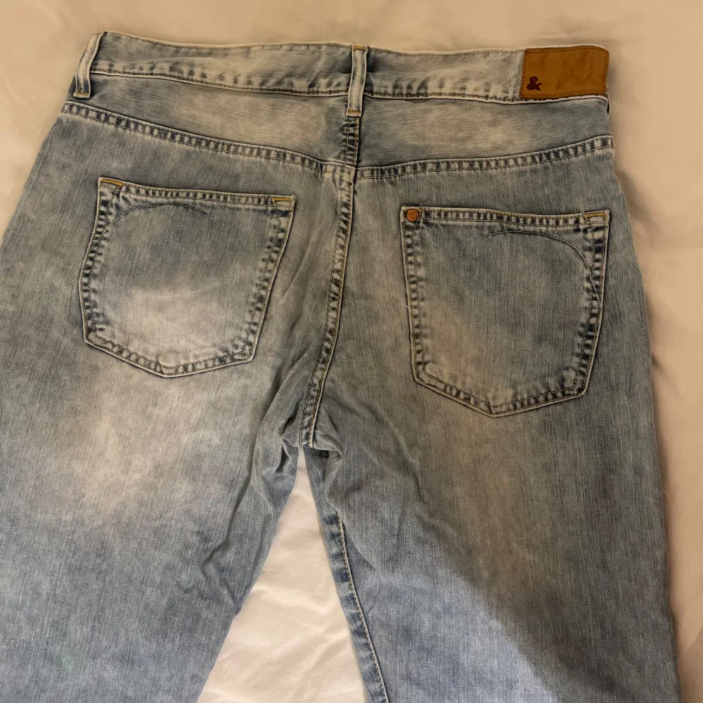 Säljer ett par ljusa jeans med slitningar. Dem är low waist och raka baggie om man har storlek S och mer storlek M om dem ska vara tightare i midjan. Köpta second hand:). Jeans & Byxor.