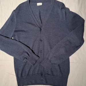 John Henric Cardigan - Riktigt fet Cardigan från John Henric! Skicket är som ny, 100% merinoull och mycket fin kvalité. Hör av er vid funderingar!