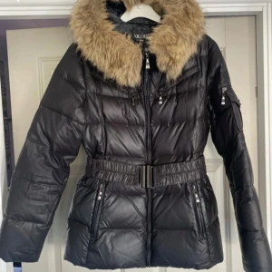 Hollies vinterjacka - Mycket välvårdad, otroligt varm jacka. Fint kraftigt material. Avtagbar fuskpälskrage. Kan användas med & utan skärpet.