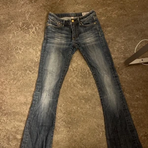 Blå bootcut jeans - Säljer ett par skitsnygga blå bootcut jeans i bra skick då de tyvärr blivit för korta för mig.  Jeansen har en skön passform och har hål på  bakfickorna som är jättesnyggt. Perfekta inför vintern 💕💕