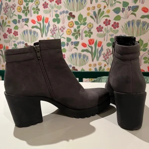 Gråa stövletter i mockaskinn - Stövlett från Vagabond i grått mockaskinn, rejäl gummisula. Jag har normalt storlek 39.