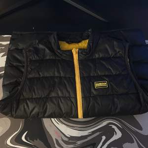 Jag säljer min väst från Barbour International, är knappt använd. Växte ur mig för fort* den är i super bra skick. Priset kan prutas men håller mig högt då den köptes för 1200kr. 