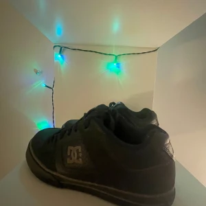 Helsvarta chunky DC sneakers från tidigt 2000 - Säljer ett par helt svarta dc skor i storlek 37, finns vissa tecken på användning, skriv om ni har några frågor:)