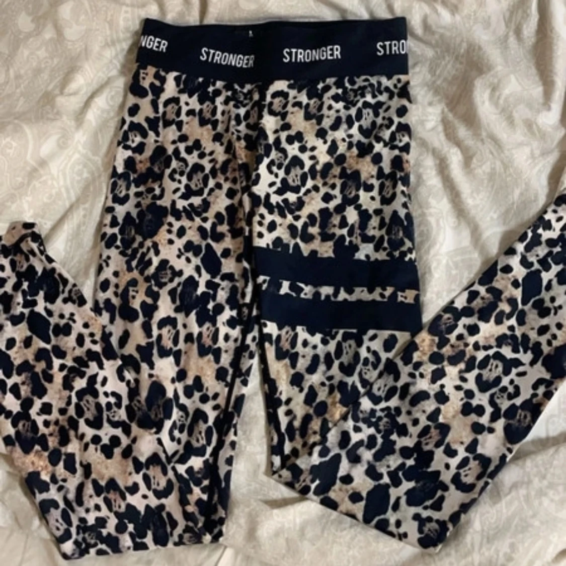 Leopardmönstrade leggings från Stronger - 90